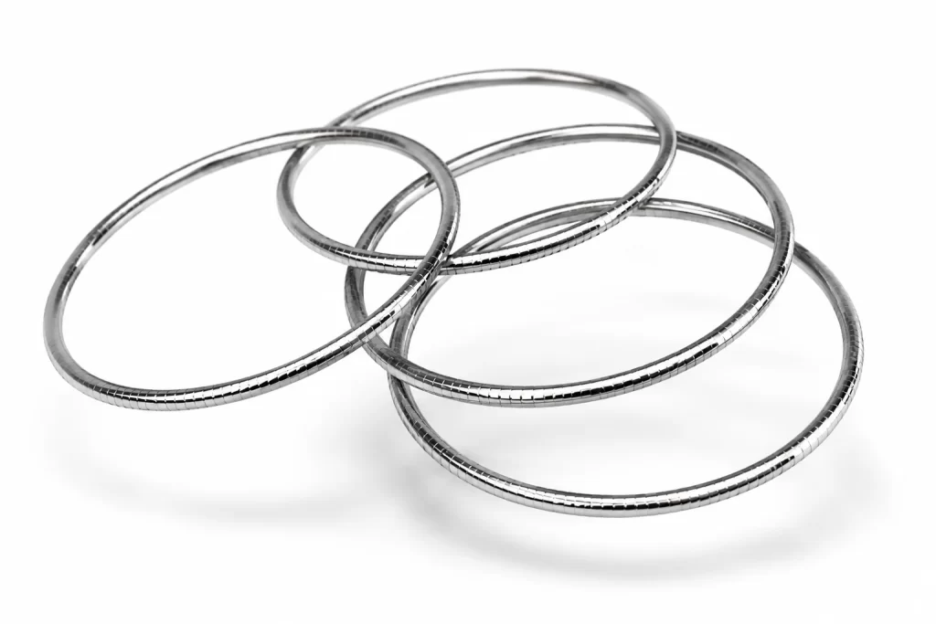 Interlinked silver metal rings composition